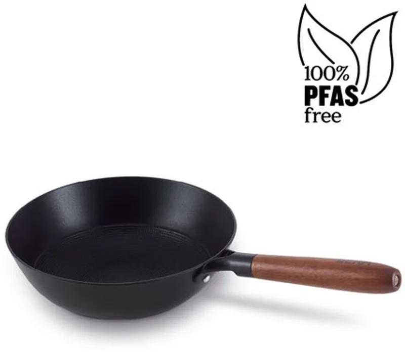 Mandala Wok Non-Stick - Ø 28 cm – Unieke patroon - 100% PFAS-Vrije Antiaanbaklaag - Geschikt voor Inductie & BBQ - 100% Gerecycled geperst ijzer – Keramische antikleef -Houten steel met ophanggat de Beka en Noir – photo produit