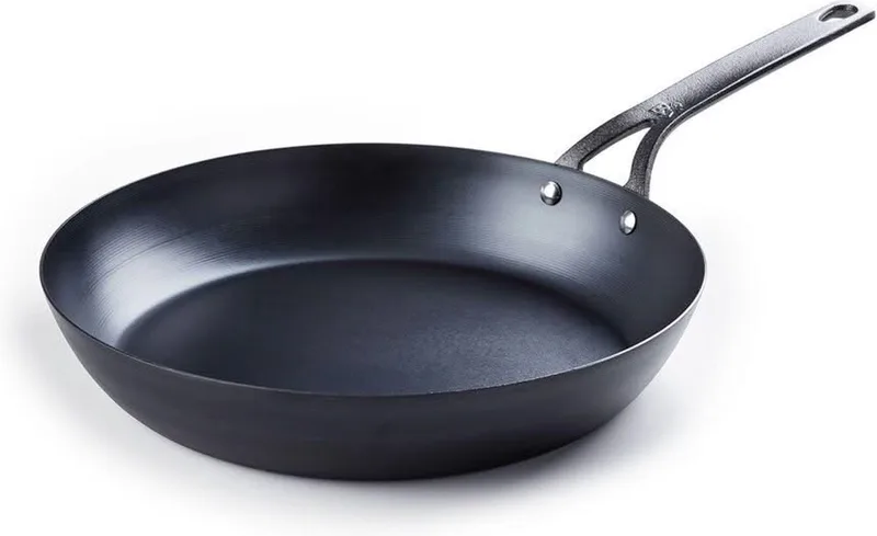 Black Steel Koekenpan - Ø 30 cm - Koolstofstaal - Inductie - PFAS-vrij - Oven- en Grillbestendig tot 350°C van BK in Zwart – productfoto