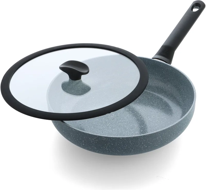 Blue Label Granite Hapjespan 28cm met deksel – 2.9L – PFAS-vrije antikleeflaag – Hapjespan inductie - Keramische pan - Ovenbestendig tot 160°C – Koudgrepen - Met glazen deksel - Blauw van BK in Grijs – productfoto