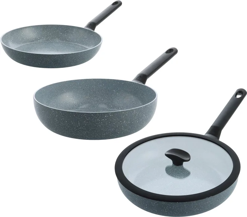 Blue Label Granite keramische antiaanbak pannenset 3-delig - Koekenpan 28cm, Hapjespan 28 cm en Wokpan 28cm - PFAS-vrij - Inductie pannenset - Ovenbestendig tot 160°C - Vaatwasserbestendig - Snelle opwarming – Koudgrepen van BK in Blauw – productfoto