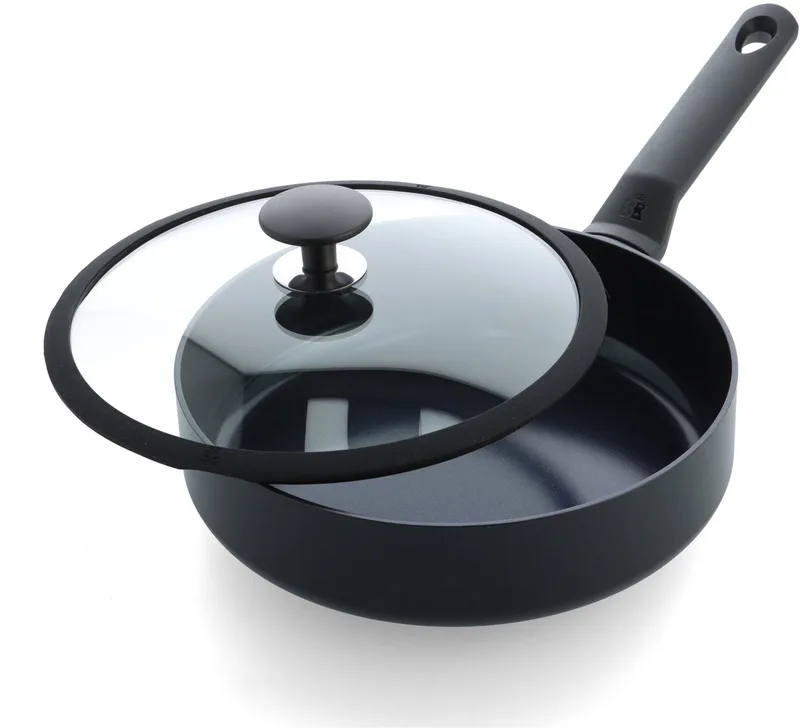 Blue Label Induction Hapjespan 24cm - 2.65L - PFAS-vrije antikleeflaag - Hapjespan inductie - Keramische pan - Ovenbestendig tot 160�C - Koudgrepen - Met deksel by BK in Black – product photo