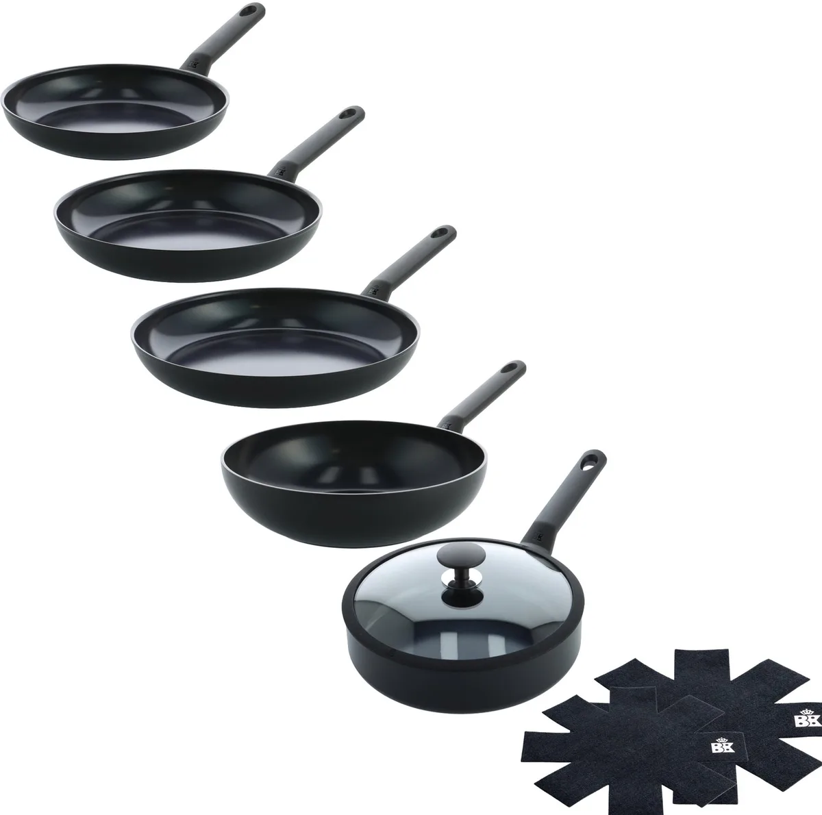 Blue Label Induction Pannenset 5-delig - Koekenpannen 24/28/30cm - Hapjespan 24cm - Wokpan 28cm - PFAS-vrije antikleeflaag - Pannenset inductie - Keramische pan - Ovenbestendig tot 160°C - Koudgrepen - Met Pannenbeschermers by BK in Black – product photo