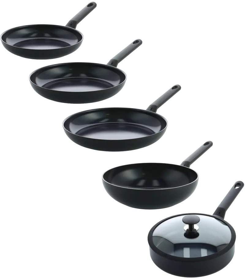Blue Label Induction Pannenset - Koekenpannen 24, 28 en 30 cm - Hapjespan 24cm/2.65L met deksel - Wokpan 28 cm - PFAS-vrije antikleeflaag de BK en Noir – photo produit