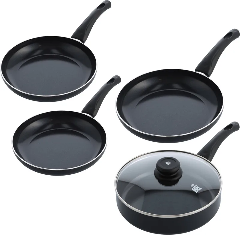 Brilliant 4-delige pannenset - 3 Koekenpannen 20/24/28cm + Hapjespan 24cm met Deksel - PFAS-vrije Antikleeflaag - Inductie Geschikt - Vaatwasserbestendig - Zwart von BK in Schwarz – Produktfoto
