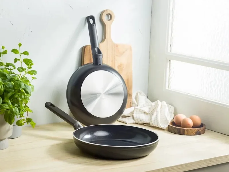 Easy Induction Koekenpan 30cm - PFAS-vrije antikleeflaag - Koekenpan inductie - Keramische pan - Ovenbestendig tot 160°C - Koudgrepen - Zwart von BK in Schwarz – Produktfoto