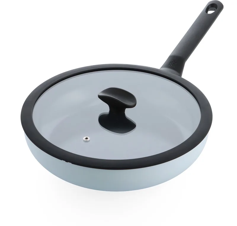 Enjoy Hapjespan 28cm met deksel – 3.4L – PFAS-vrije antikleeflaag – Hapjespan inductie – Keramische pan - Ovenbestendig tot 160°C - Koudgrepen - Met glazen deksel - Met glazen deksel - Lichtblauw från BK i Ljusblå – produktbild