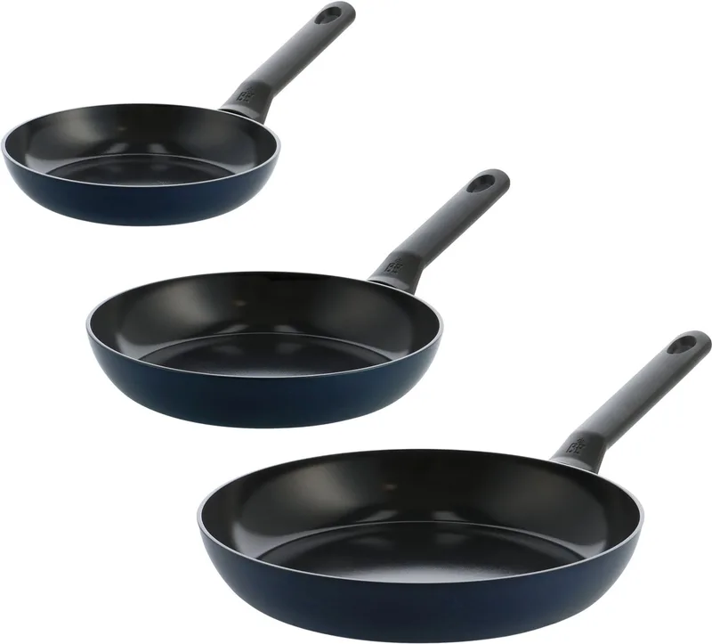 Enjoy Koekenpannenset 3-delig - 20/24/28cm - PFAS-vrije antikleeflaag - Pannenset inductie - Keramische pan - Ovenbestendig tot 160°C - Koudgrepen från BK i Mörkblå – produktbild