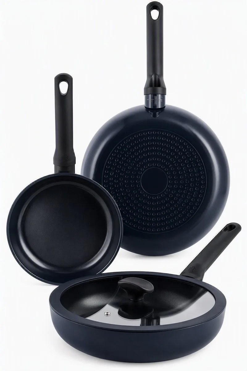Enjoy Pannenset 3-delig - 20/28cm - 3.4L - PFAS-vrije antikleeflaag - Pannenset inductie - Keramische pan - Ovenbestendig tot 160°C - Hapjespan 28cm met deksel - Koudgrepen - Met glazen deksel by BK in Dark blue – product photo