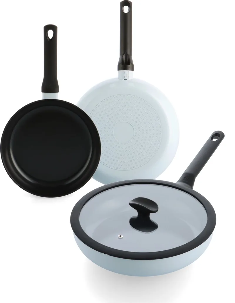 Enjoy Pannenset 3-delig - 24/28cm - 3.4L - PFAS-vrije antikleeflaag - Pannenset inductie - Keramische pan - Ovenbestendig tot 160°C - Hapjespan 28cm met deksel -Koudgrepen - Met glazen deksel - Lichtblauw by BK in Light blue – product photo
