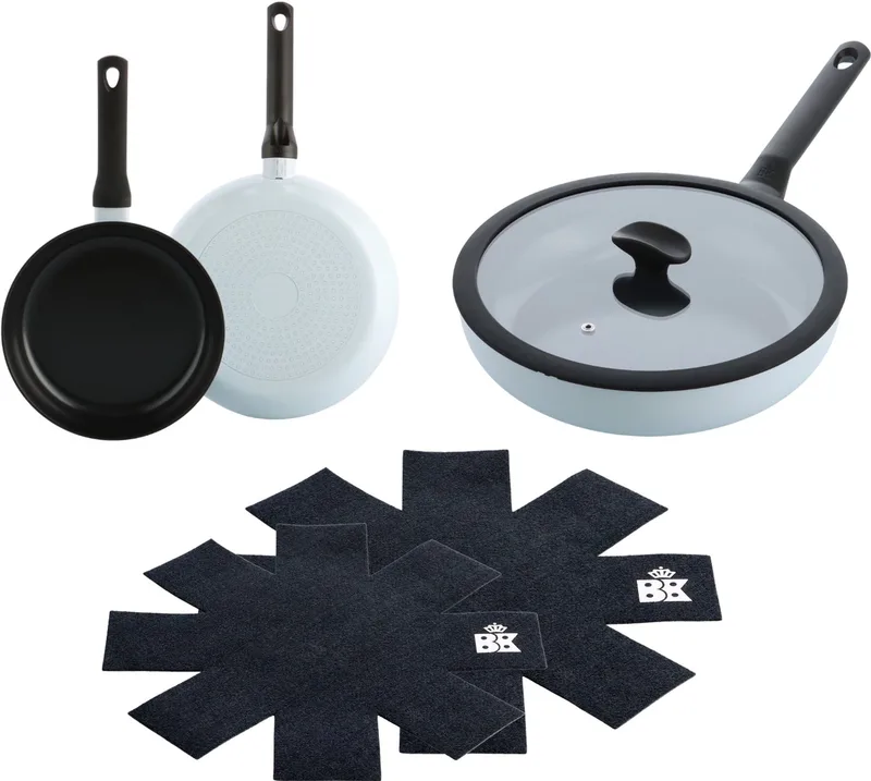 Enjoy Pannenset 3-delig - Koekenpan 24/28cm - Hapjespan met deksel 28cm/3.4L - PFAS-vrije antikleeflaag - Pannenset inductie - Keramische pan - Ovenbestendig tot 160°C - Koudgrepen - Met Pan protectors by BK in Light blue – product photo