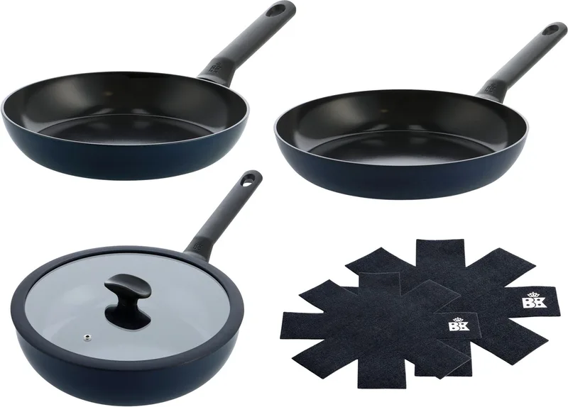 Enjoy Pannenset 3-delig - Koekenpan 24/28cm - Hapjespan met deksel 28cm/3.4L - PFAS-vrije antikleeflaag - Pannenset inductie - Keramische pan - Ovenbestendig tot 160°C - Koudgrepen - Met Pan protectors by BK in Oxford blue – product photo