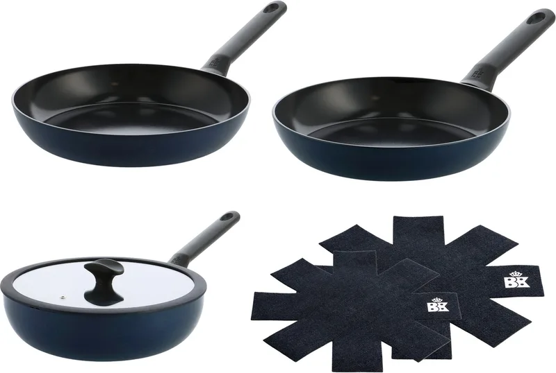 Enjoy Pannenset 3-delig - Koekenpan 24/28cm - Wokpan met deksel 28cm/4.2L - PFAS-vrije antikleeflaag - Pannenset inductie - Keramische pan - Ovenbestendig tot 160°C - Koudgrepen - Met Pan protectors by BK in Oxford blue – product photo