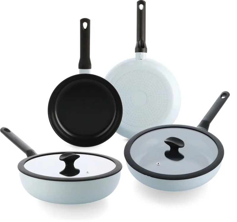 Enjoy Pannenset 4-delig - 24/28cm - 3.4/4.2L - PFAS-vrije antikleeflaag - Pannenset inductie - Keramische pan - Ovenbestendig tot 160°C - Koudgrepen - Met glazen deksel - Lichtblauw van BK in Lichtblauw – productfoto