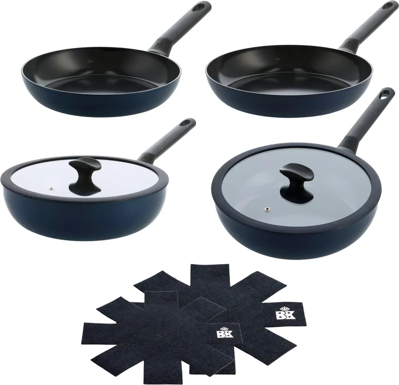 Enjoy Pannenset 4-delig - Koekenpan 24/28cm - Hapjespan met deksel 28cm/3.48 -Wokpan met deksel 28cm/4.2L - PFAS-vrije antikleeflaag - Pannenset inductie - Keramische pan - Ovenbestendig tot 160°C - Koudgrepen - Met Pan protectors by BK in Oxford blue – product photo