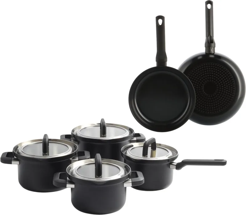 Flow Cool 6-delige pannenset - 4 kookpannen met deksel - 2 BK Enjoy koekenpannen zwart Ø 24/28 cm fra BK i Sort – produktbillede