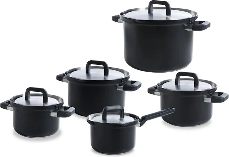 Flow Cool Black Pannenset 5-delig - 16/18/20/24cm -Zonder PFAS-vrije antikleeflaag - Pannenset inductie - RVS kookpan - Ovenbestendig tot 160°C - Met deksel - Zilver fra BK i Sort – produktbillede