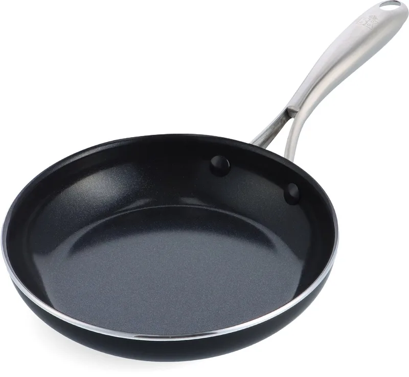Magma Aluminium Koekenpan 20cm - PFAS-vrije antikleeflaag – Koekenpan inductie – Keramische pan - Ovenbestendig tot 250°C – RVS handgreep - Zwart by BK in Black – product photo