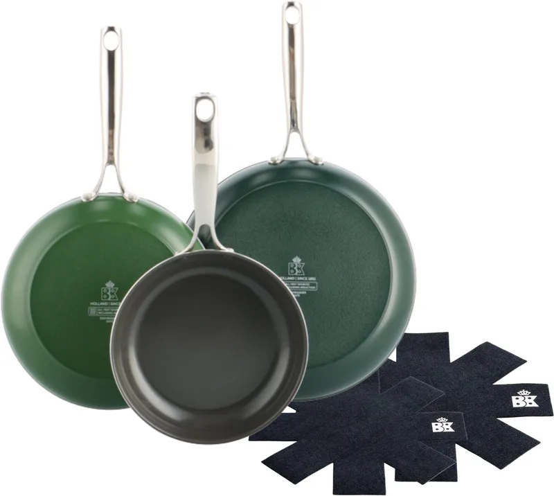 Sky Koekenpannenset 3 delig met 2 pan protectors - 20/24/28cm - PFAS vrije antikleeflaag – Pannenset inductie - Keramische pan – Ovenbestendig tot 220°C – RVS handgrepen by BK in Green – product photo