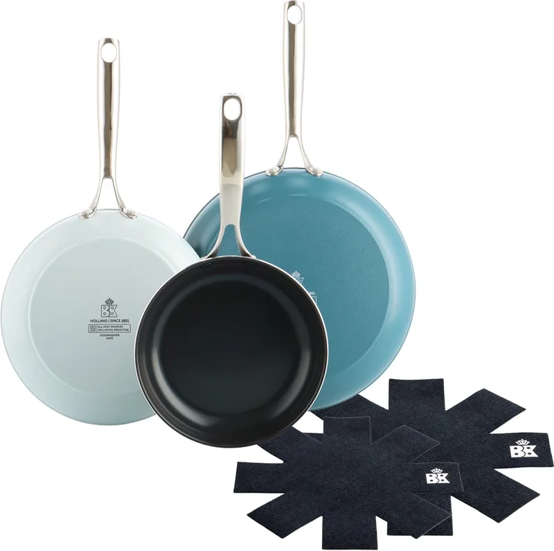 Sky Koekenpannenset 3 delig met 2 pan protectors - 20/24/28cm - PFAS vrije antikleeflaag – Pannenset inductie - Keramische pan – Ovenbestendig tot 220°C – RVS handgrepen - Blauw by BK in Blue – product photo