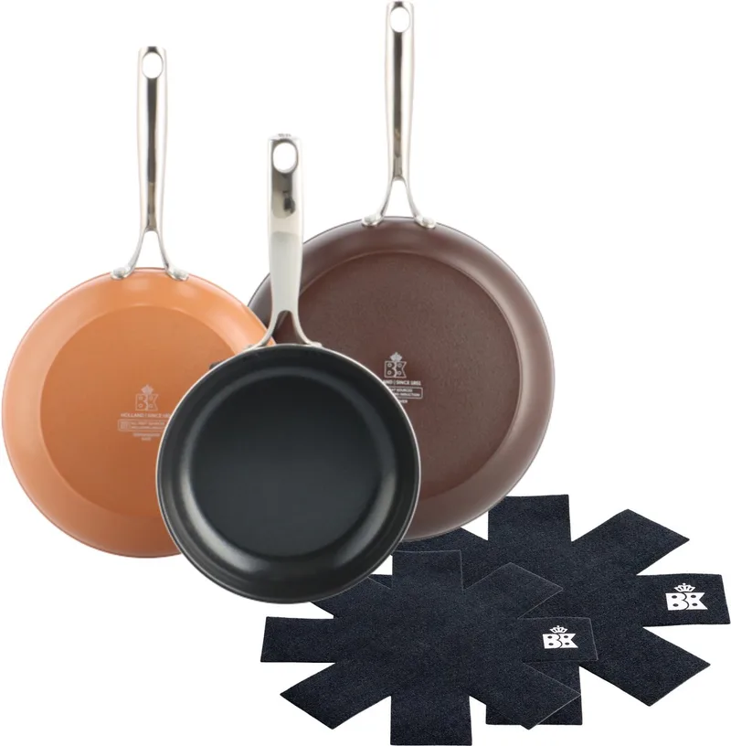 Sky Koekenpannenset 3 delig met 2 pan protectors - 20/24/28cm - PFAS vrije antikleeflaag – Pannenset inductie - Keramische pan – Ovenbestendig tot 220°C – RVS handgrepen - Natural van BK in Naturel – productfoto