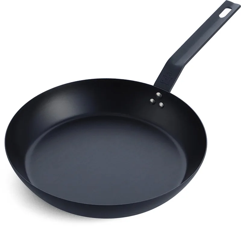 Solid Steel BBQ koekenpan 28cm - plaatstaal - carbon staal - Gietijzer handgreep - ovengeschikt tot 230°C - barbecue - handwas - BBQ set by BK in Black – product photo