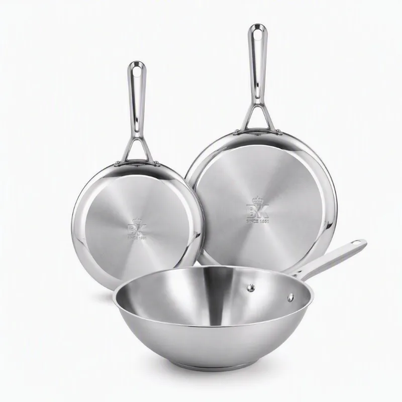 Sparkling Uncoated Pannenset 3-delig - Koekenpannen 24 cm + 28 cm + Wokpan 28 cm/4,2L - Zonder antikleeflaag - Pannenset inductie - RVS pan - Ovenbestendig tot 230°C - RVS handgrepen fra BK i Sølv – produktbillede