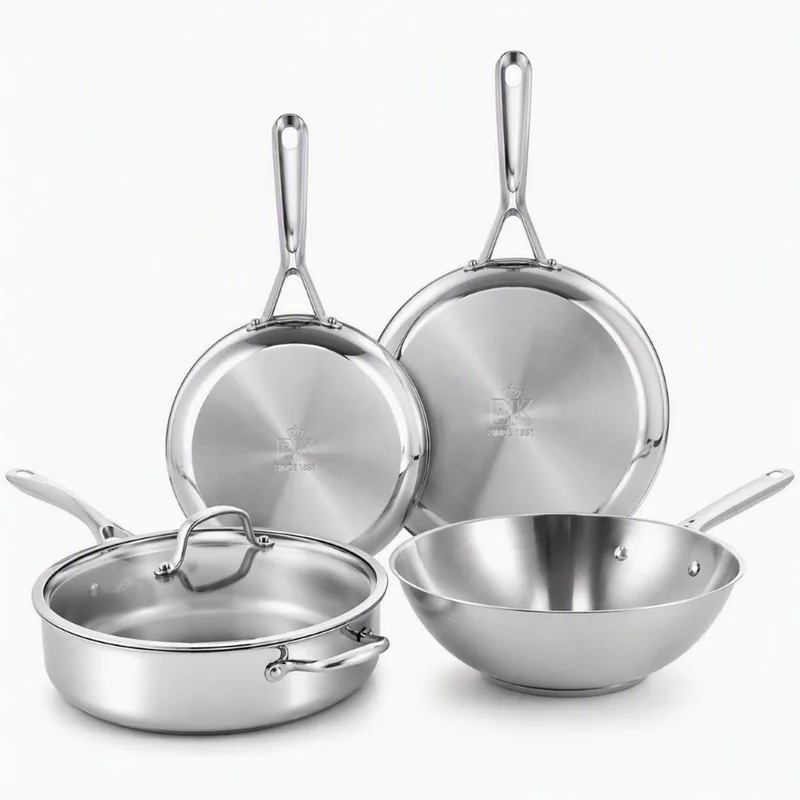 Sparkling Uncoated Pannenset 4-delig - Koekenpannen 24 cm + 28 cm + Wokpan 28 cm/4,2L + Hapjespan met deksel 28 cm/3,6L - Zonder antikleeflaag - Pannenset inductie - RVS pan - Ovenbestendig tot 230°C - RVS handgrepen von BK in Silber – Produktfoto