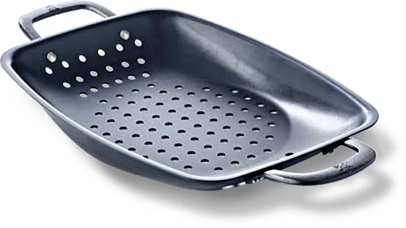 steel BBQ rooster met grillgaten 38x27cm - plaatstaal - carbon staal - Gietijzer handgreep - ovengeschikt tot 230°C - barbecue - handwas - BBQ set de BK en Noir – photo produit