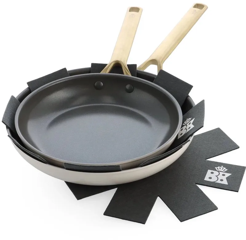 Sublime Koekenpannenset 4-delig - 24/28cm - PFAS-vrije antikleeflaag - Pannenset inductie - Keramische pan - Ovenbestendig tot 220°C - Gouden stainless steel handgreep - Met pannenbeschermers - Crème von BK in Cream_white – Produktfoto