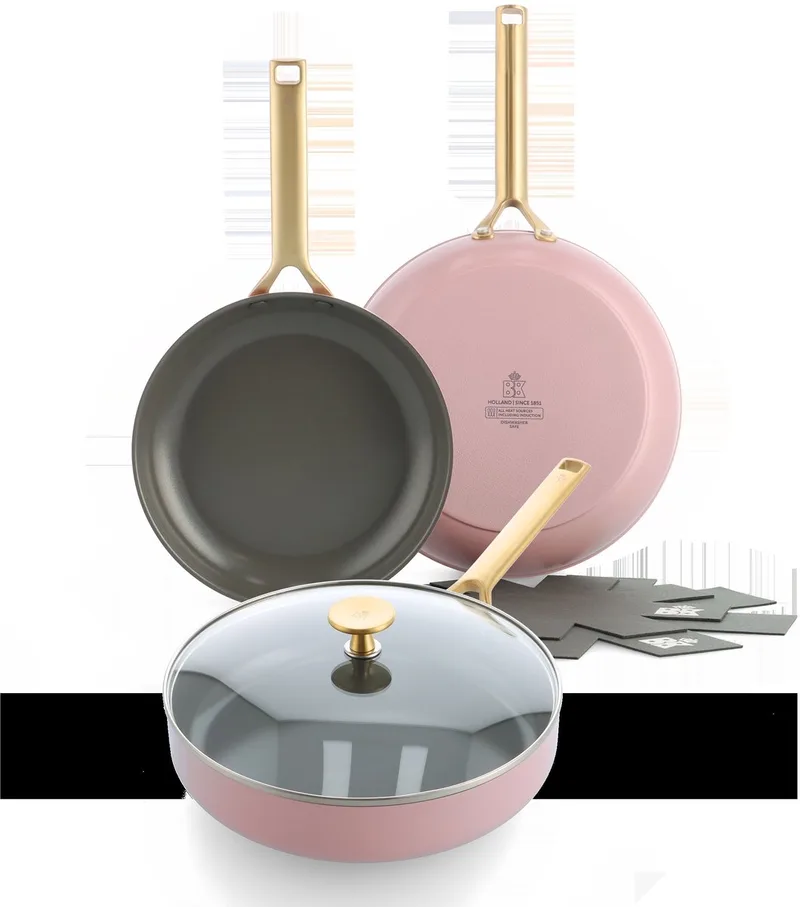 Sublime Koekenpannenset 4-delig - 24/28cm - PFAS-vrije antikleeflaag - Pannenset inductie - Keramische pan - Ovenbestendig tot 220°C - Gouden stainless steel handgreep - Met pannenbeschermers - Blush Pink van BK in Blush_pink – productfoto