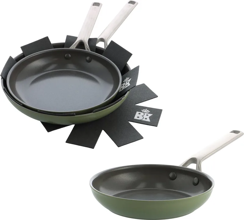 Sublime Olive Green Pannenset 4-delig - 24/28cm - PFAS-vrije antikleeflaag - Inductie pannenset - Keramische pan - Ovenbestendig tot 220�C - RVS handgreep - Met pannenbeschermers - Olijfgroen von BK in Olive_green – Produktfoto