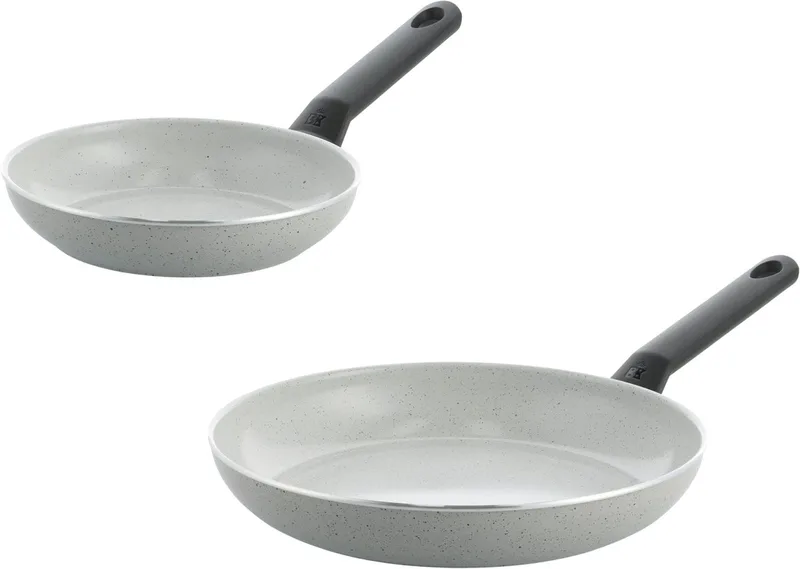 Universe Granite Koekenpannenset 2-delig - 20/28 cm - PFAS-vrije antikleeflaag - Inductie pannenset - Keramische koekenpannen - Ovenbestendig tot 160°C - Koudgrepen von BK in Grau, Graniet – Produktfoto