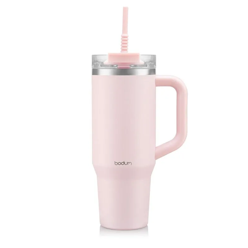 Gobelet de voyage avec paille, anse et couvercle rose poudré - 1,2 L von Bodum – Produktfoto