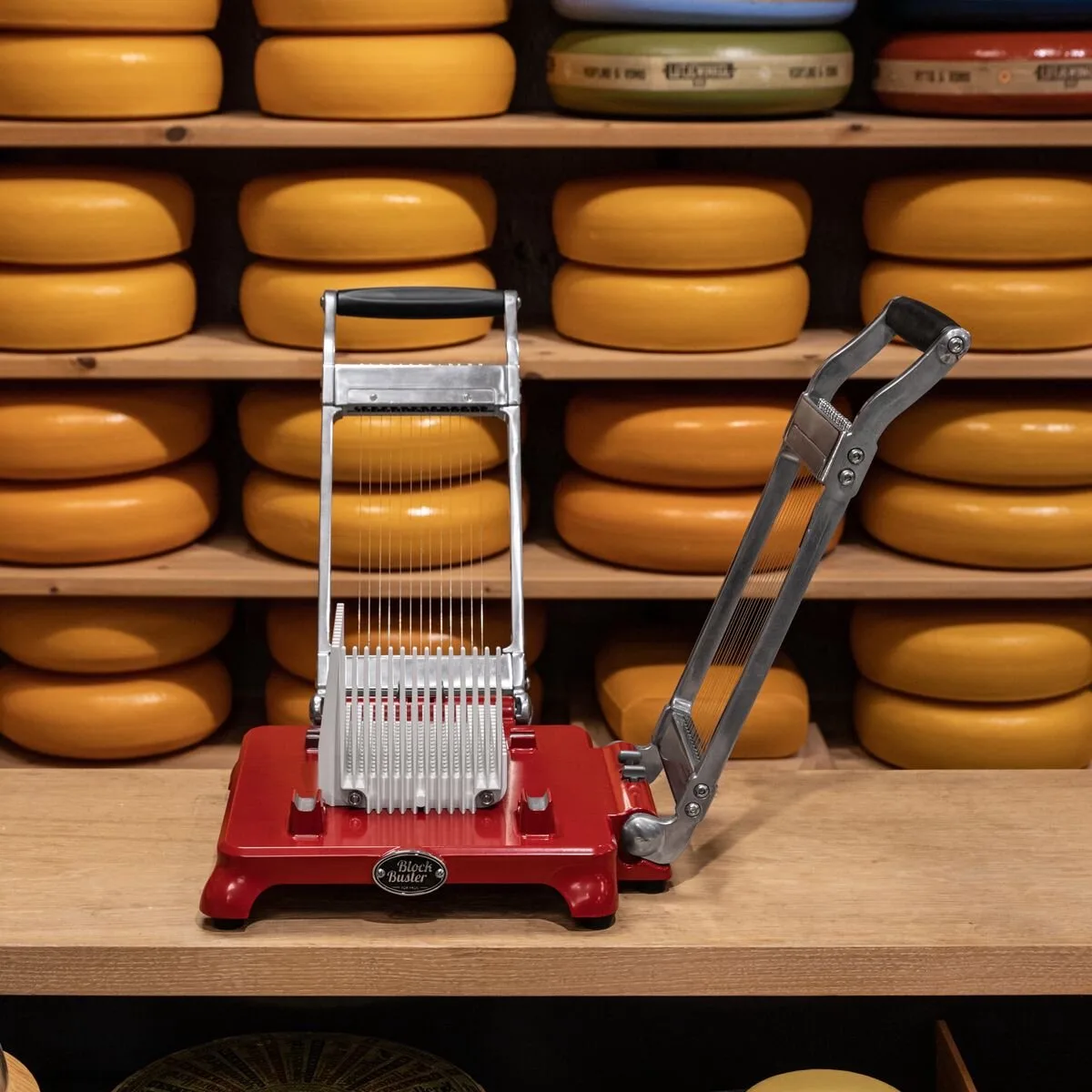 Kaassnijmachine Blockbuster - Blokjes kaas - Professionele snijmachine van Boska in Rood – productfoto