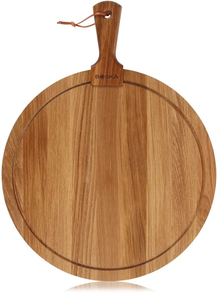 Serveerplank Rond Friends L - Borrelplank met opvanggeul - Eikenhouten Tapasplank / kaasplank - 40 cm van Boska in Bruin – productfoto