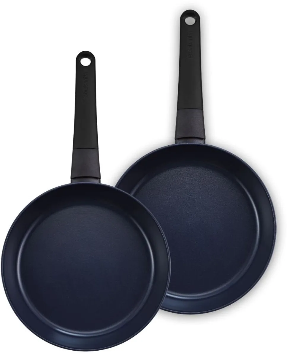 VANTA 2-delige Koekenpannenset - Ø 24 & 28 cm – Keramische antiaanbaklaag Titanium versterkt - PFAS-vrij - Geschikt voor inductie - Set van 2 pannen van Brabantia in Zwart – productfoto
