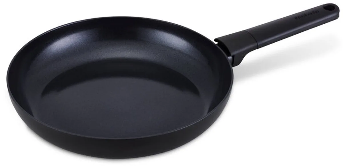 VANTA Koekenpan - Ø 28 cm - Ergonomisch en licht - 100% PFAS vrij- Trendy design - 100% gerecycleerd aluminium - keramische anti-aanbaklaag - Geschikt voor alle warmtebronnen van Brabantia in Zwart – productfoto