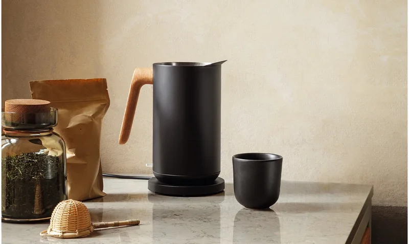 Nordic Kitchen Waterkoker 1,5 liter - Kunststof - Eikenhout fra Eva Solo i Sort – produktbillede