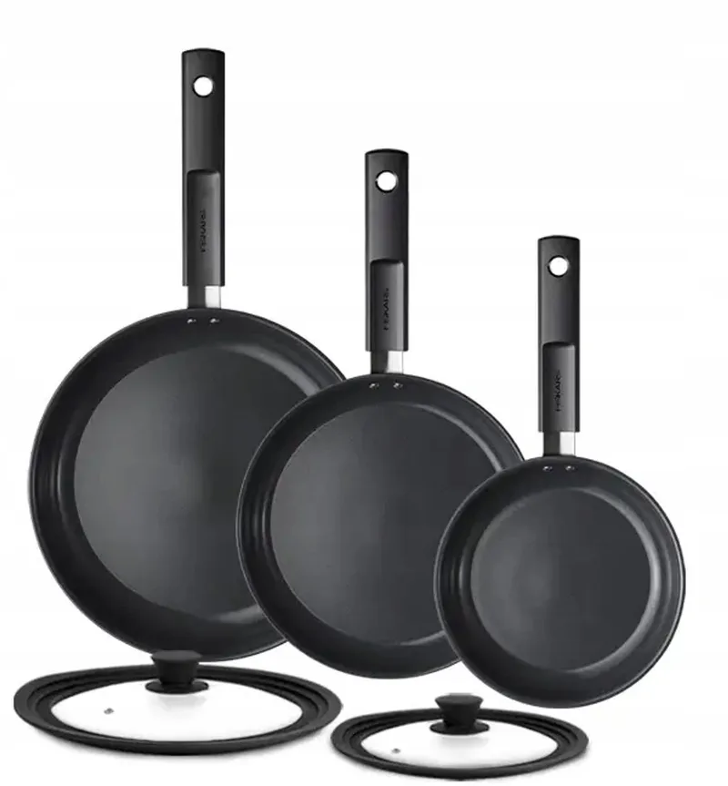 Hard Face Pannenset 20/24/28 cm met Silicoen Deksel von Fiskars in Schwarz – Produktfoto