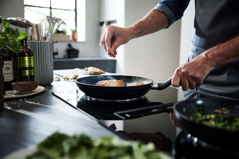Essential Koekenpannenset, 24+28cm by Fissler in Black – product photo 2 of 5