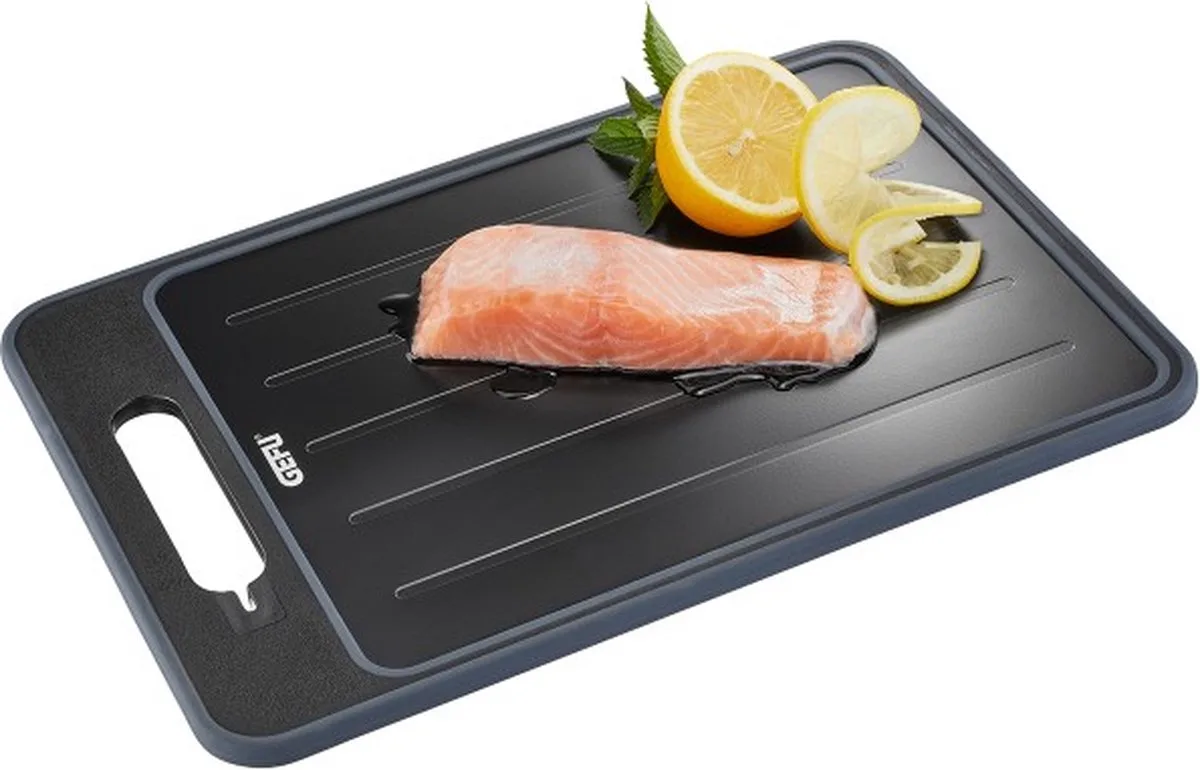 2-in-1 Snijplank en Ontdooiplank, Met geïntegreerde messenslijper en rasp, 36.5 cm x 25 cm van GEFU in Zwart – productfoto