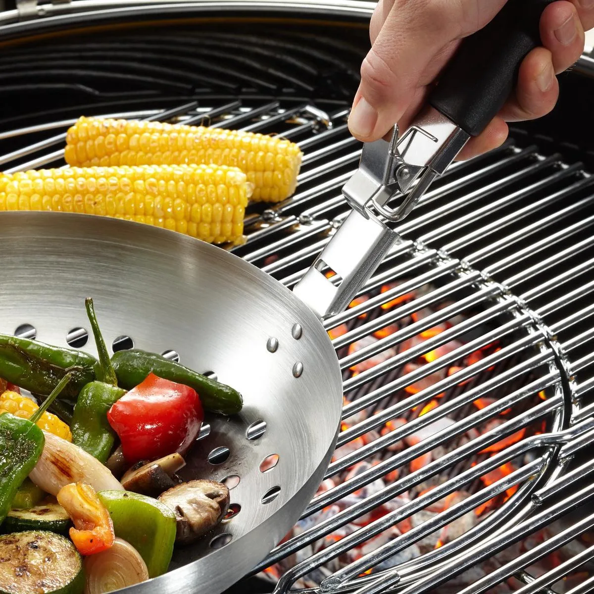 BBQ Wok - Geperforeerde Grillwok - RVS Barbecuepan - Ø 30 cm van GEFU in Zilver – productfoto