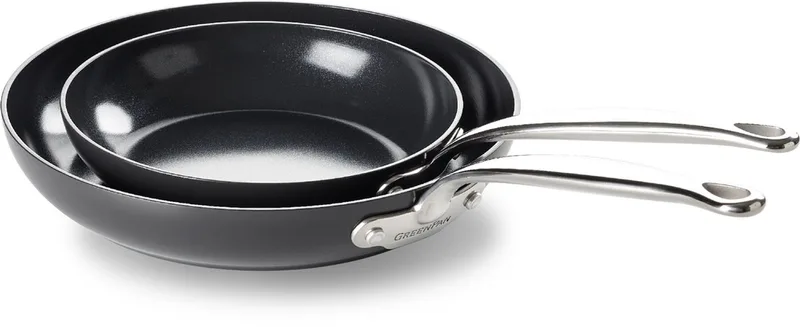Barcelona Aluminium Koekenpannenset 2-delig - Ø 20 en 28 cm – PFAS-vrij – Inductie Koekenpannenset – Ovenbestendig tot 220°C – Vaatwasserbestendig – Snelle opwarming – RVS handgrepen - Zwart fra GreenPan i Sort – produktbillede
