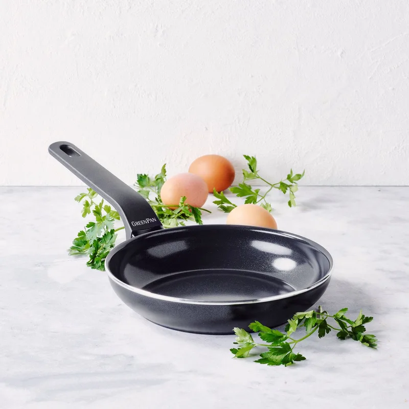 Essence Koekenpan met Keramische Antikleeflaag - PFAS vrij - Ø 26cm von GreenPan in Schwarz – Produktfoto