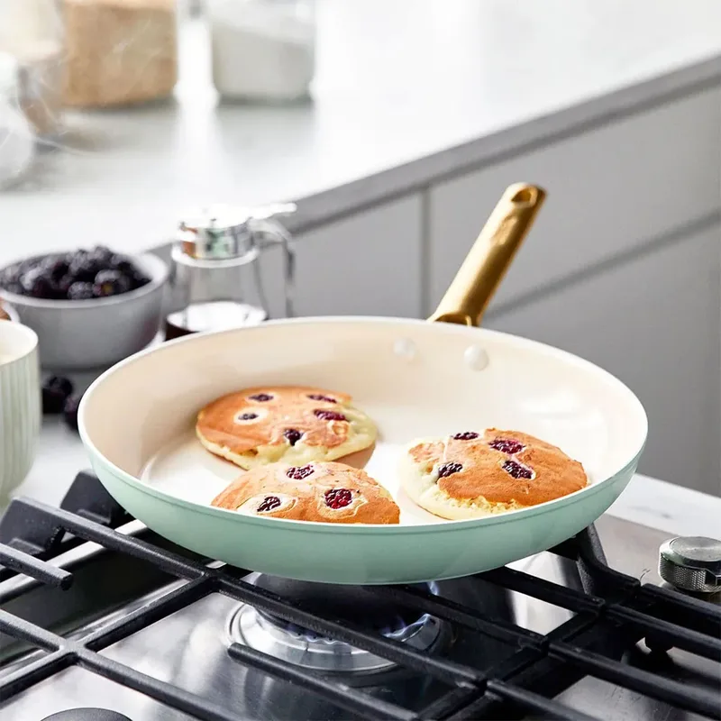 Padova Keramische Antiaanbaklaag Koekenpannenset 2-delig - Ø 20-26cm - PFAS-vrij - Inductie pannenset - Inductie Koekenpan - Inductie koekenpan - Ovenbestendig tot 200°C - Vaatwasserbestendig - RVS handgrepen - zonder deksels - Muntgroen van GreenPan in Mint Green – productfoto 6 van 6