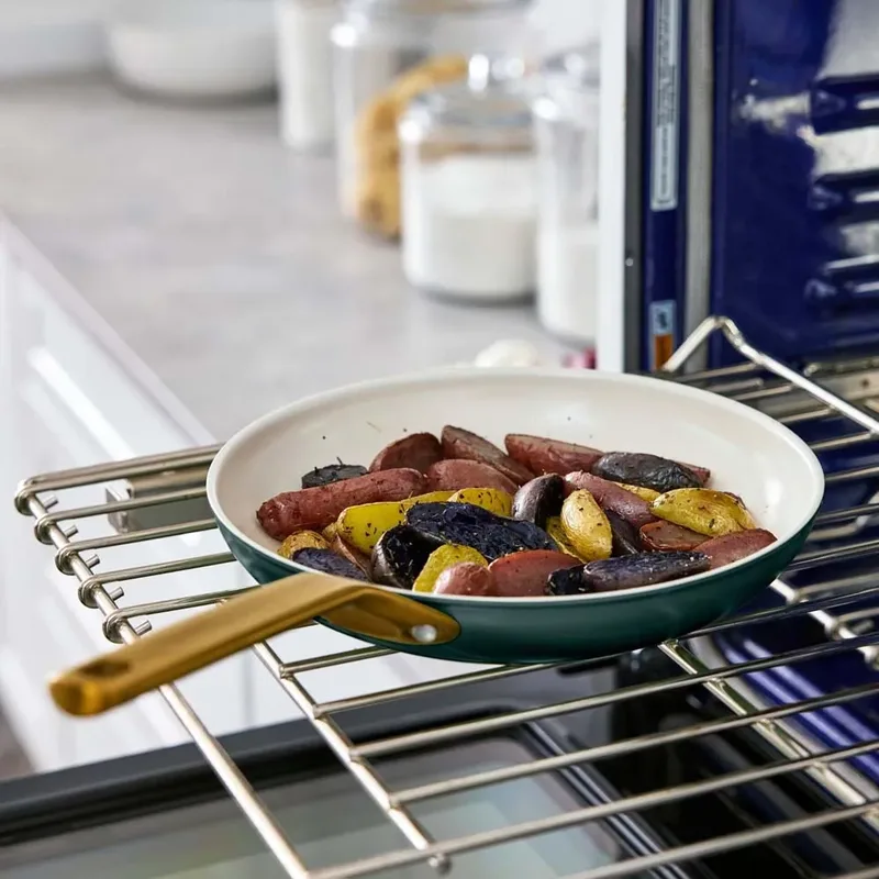 Padova Koekenpannenset - Keramisch - 2-delig - 20 en 26cm - PFAS-vrij - Inductie koekenpannenset - Ovenbestendig tot 200°C - Vaatwasserbestendig - RVS handgrepen – Dennengroen fra GreenPan i Pine Green – produktbillede 6 af 6