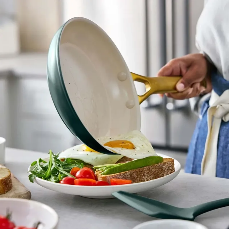 Padova Koekenpannenset - Keramisch - 2-delig - 20 en 26cm - PFAS-vrij - Inductie koekenpannenset - Ovenbestendig tot 200°C - Vaatwasserbestendig - RVS handgrepen – Dennengroen fra GreenPan i Pine Green – produktbillede 5 af 6