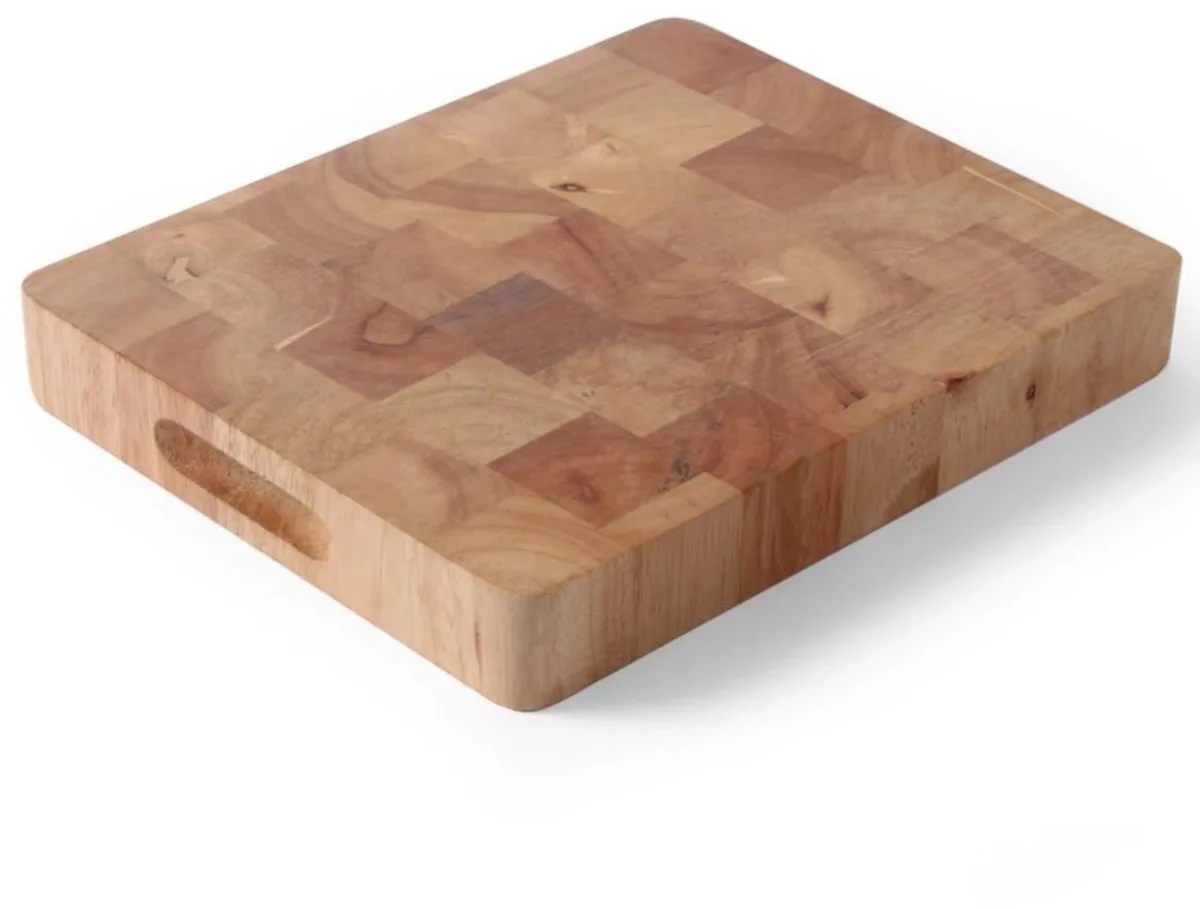 Dikke snijplank met handgrepen – 265x325x45 mm – rubberhout – schaakpatroon van Hendi in Bruin – productfoto