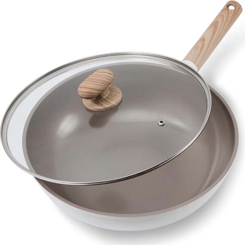 Alice by ISENVI Wokpan Inductie met Deksel - 30 cm - Keramisch - Koudgreep - Wok - PFAS, PTFE Vrij - Alle warmtebronnen fra ISENVI i Beige – produktbillede