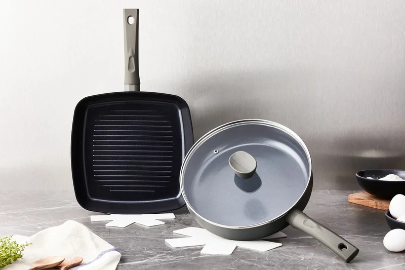 Avon Pannenset Inductie - Keramisch - 5 Delig - Grillpan en Hapjespan met Deksel - PFAS, PTFE Vrij - Alle warmtebronnen de ISENVI en Anthracite – photo produit